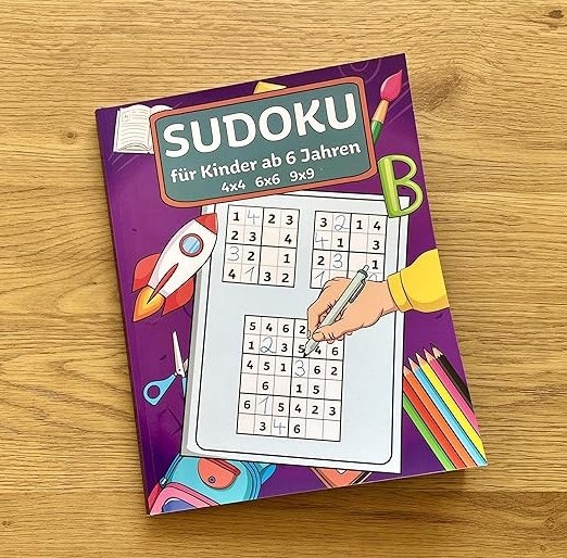 Sudokubuch für Kinder ab 6 Jahren von Svenja Jolie liegt auf einem Tisch